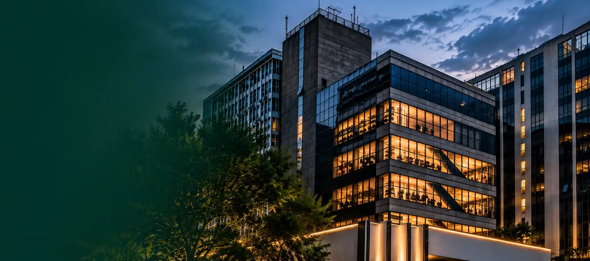 Edificio corporativo moderno iluminado representando el Seguro Empresarial Integral